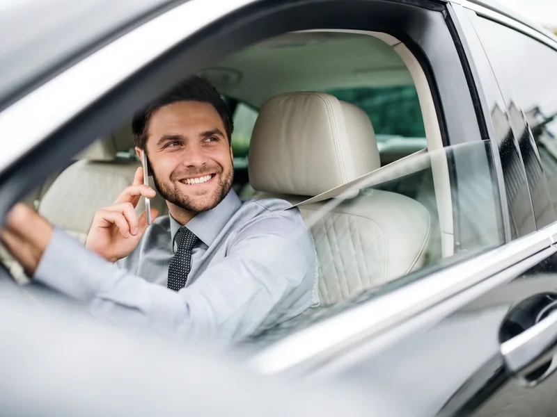 Chauffeur privé au volant, service VTC EliTravel Signature vers l’aéroport