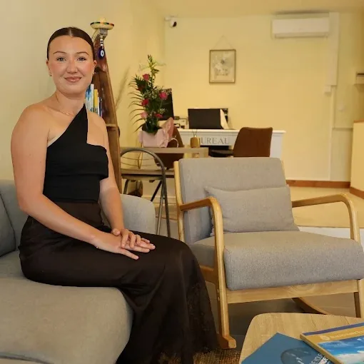 Marie Vangendt dans l’agence EliTravel au Pradet, lieu des Travel Lounges