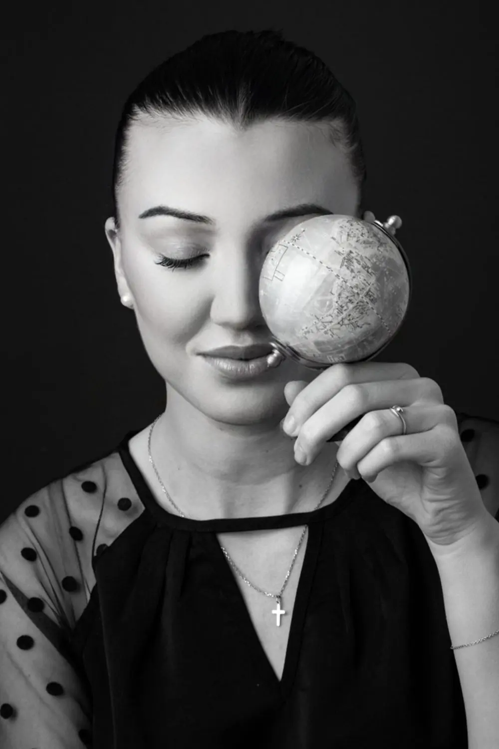 Marie Vangendt, fondatrice d'EliTravel Agency, un globe à la main