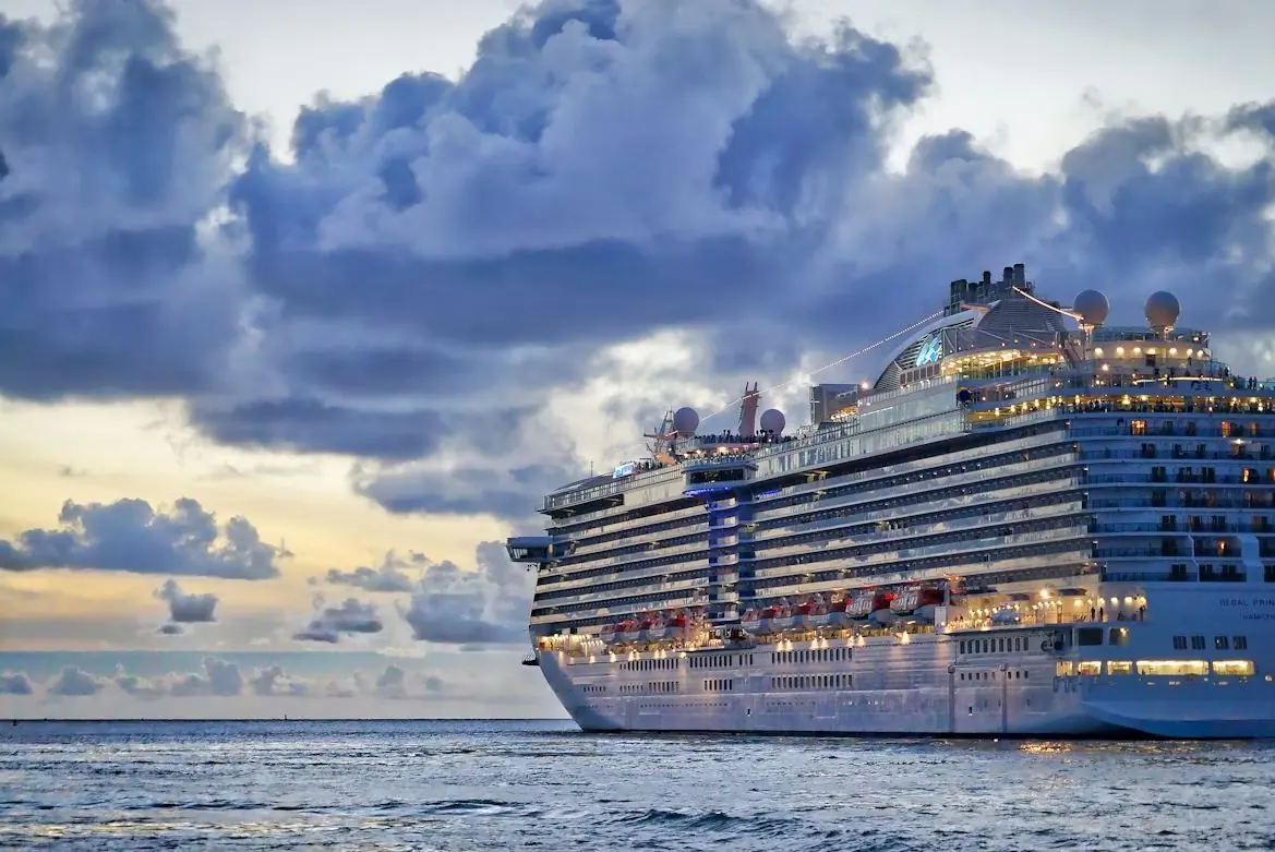 Paquebot de croisière au coucher du soleil
