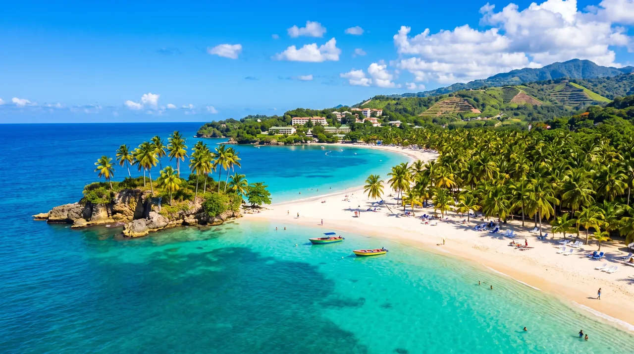 Plage de cocotiers et lagon turquoise